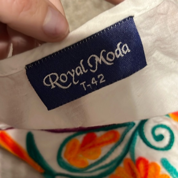 MODA ROYAL EMBROIDERED BLOUSE WITH TEIRS SIZE M-L? - Picture 3 of 6